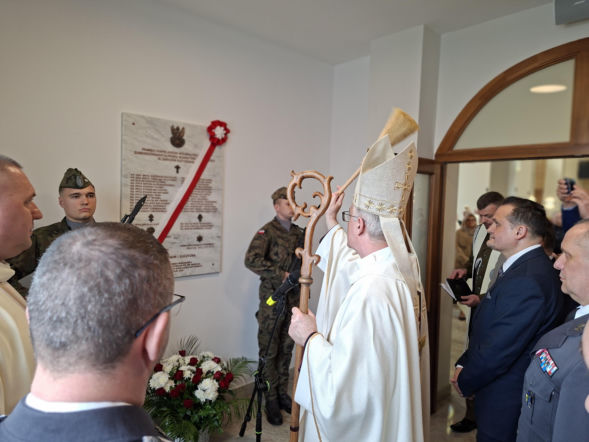 Bp Wisław Lechowicz pobłogosławił tablicę upamiętniającą kapelanów katyńskich, znajdującą się w przedsionku kościoła pw. św. Marcina w Koszalinie
