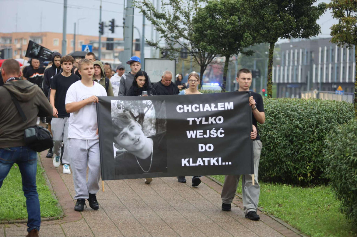 Setki osób upamiętniły Oliwiera. 20-latek zmarł po interwencji policji. "Zabili go jak zwierzę"