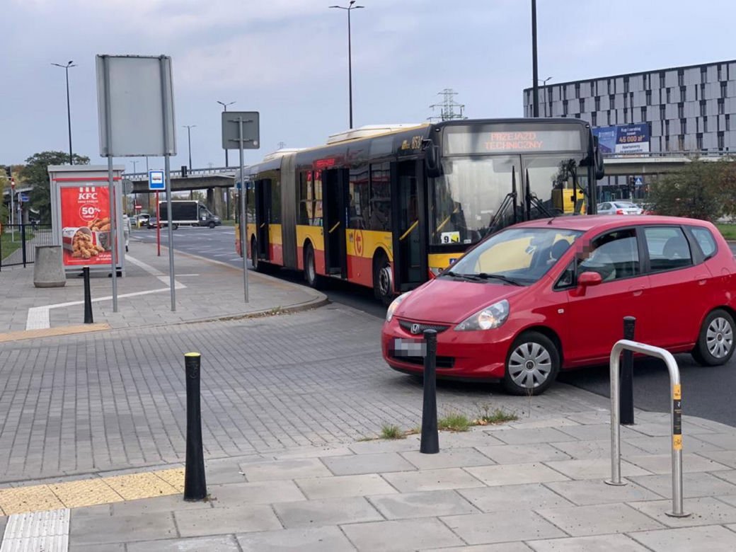 Dramat pasażerów miejskiego autobusu w Warszawie. Cztery osoby ranne