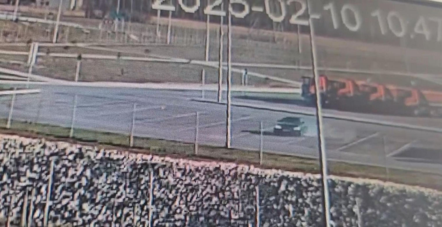 Szalony drift na parkingu w Piasecznie! Myślicie, że to wszystko? Kierowca nie miał prawa jazdy od roku!