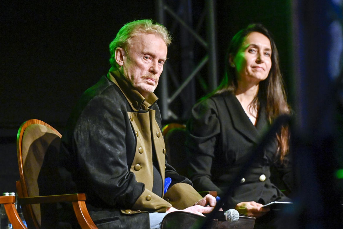 Kowboj o kulach. Tak Olbrychski wraca do zdrowia po operacji