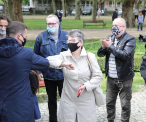 Trzaskowski nie przestrzega rządowych obostrzeń