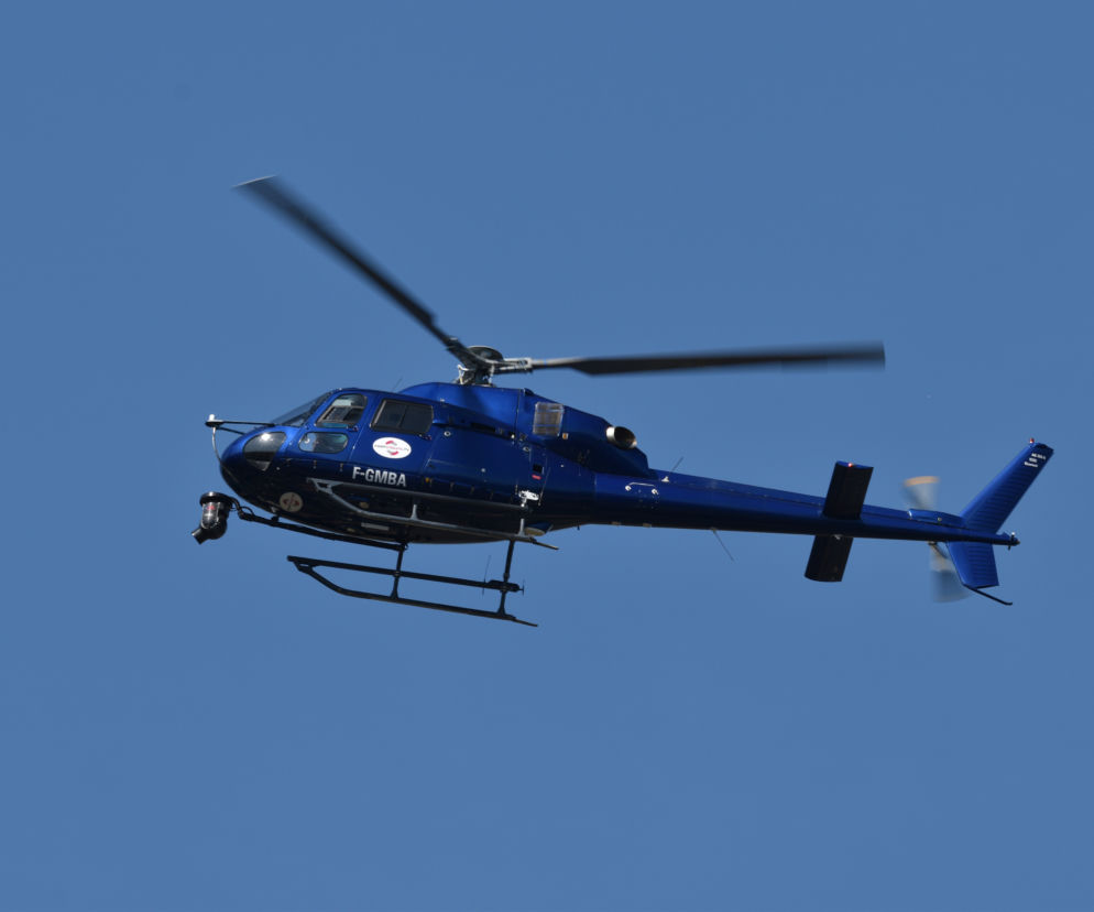 Niecodzienny widok. Wzdłuż autostrady A2 lata helikopter z wielką anteną. Co mierzy?