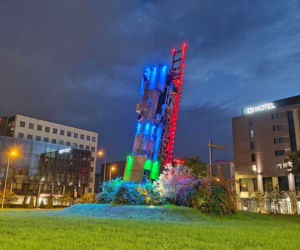 „Pociąg do nieba” to potężna rzeźba, stworzona z zabytkowej lokomotywy