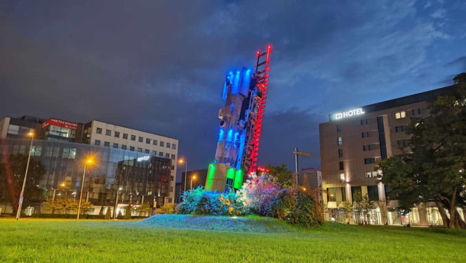 „Pociąg do nieba” to potężna rzeźba, stworzona z zabytkowej lokomotywy