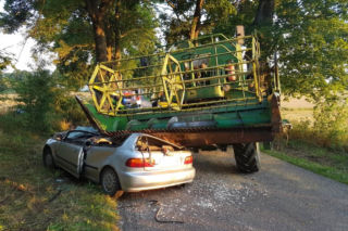 Kombajn zwalił się na Hondę! Kierowca osobówki sam do tego dopuścił