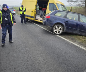 Kolizja na DK12 koło Leszna. Pojazdy omal nie wpadły do rowu