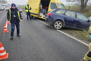 Kolizja na DK12 koło Leszna. Pojazdy omal nie wpadły do rowu
