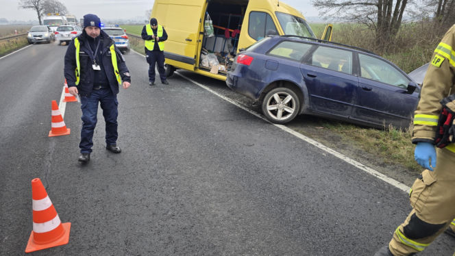 Kolizja na DK12 koło Leszna. Pojazdy omal nie wpadły do rowu