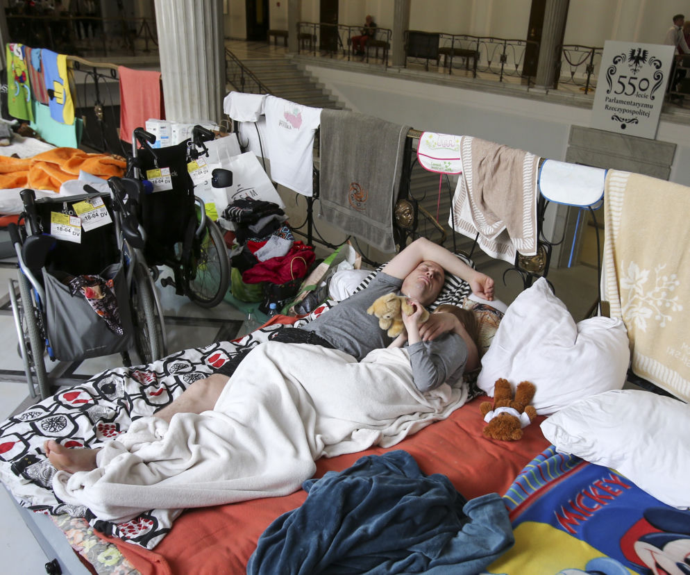 Protestujący w Sejmie obchodzą Dzień Flagi