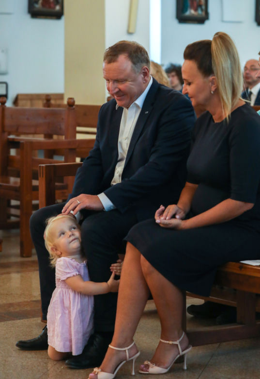 Jacek Kurski modli się w intencji zmarłej  matki