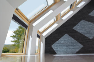 Okna kolankowe i połaciowe w dachu bez okapu 