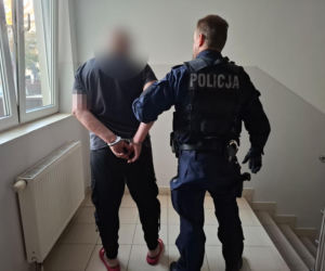 Wezwał policję, bo żona nie otworzyła mu drzwi. Podał szokujący powód, teraz ma poważne kłopoty!