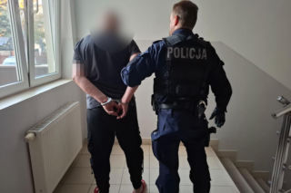Wezwał policję, bo żona nie otworzyła mu drzwi. Podał szokujący powód, teraz ma poważne kłopoty!