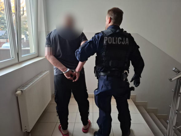 Wezwał policję, bo żona nie otworzyła mu drzwi. Podał szokujący powód, teraz ma poważne kłopoty!