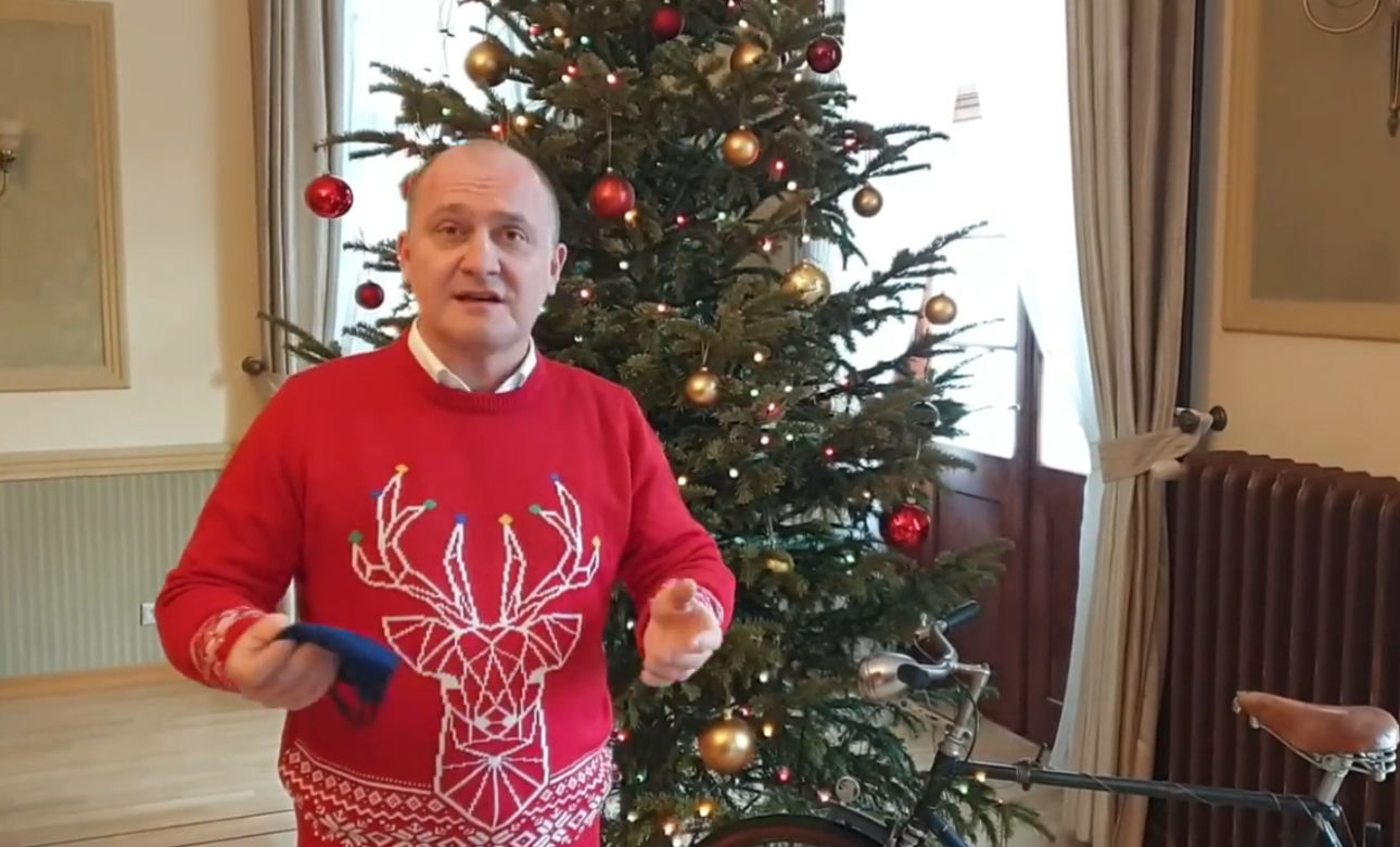 Świąteczny sweter Piotra Krzystka 2020