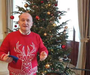 Świąteczny sweter Piotra Krzystka 2020