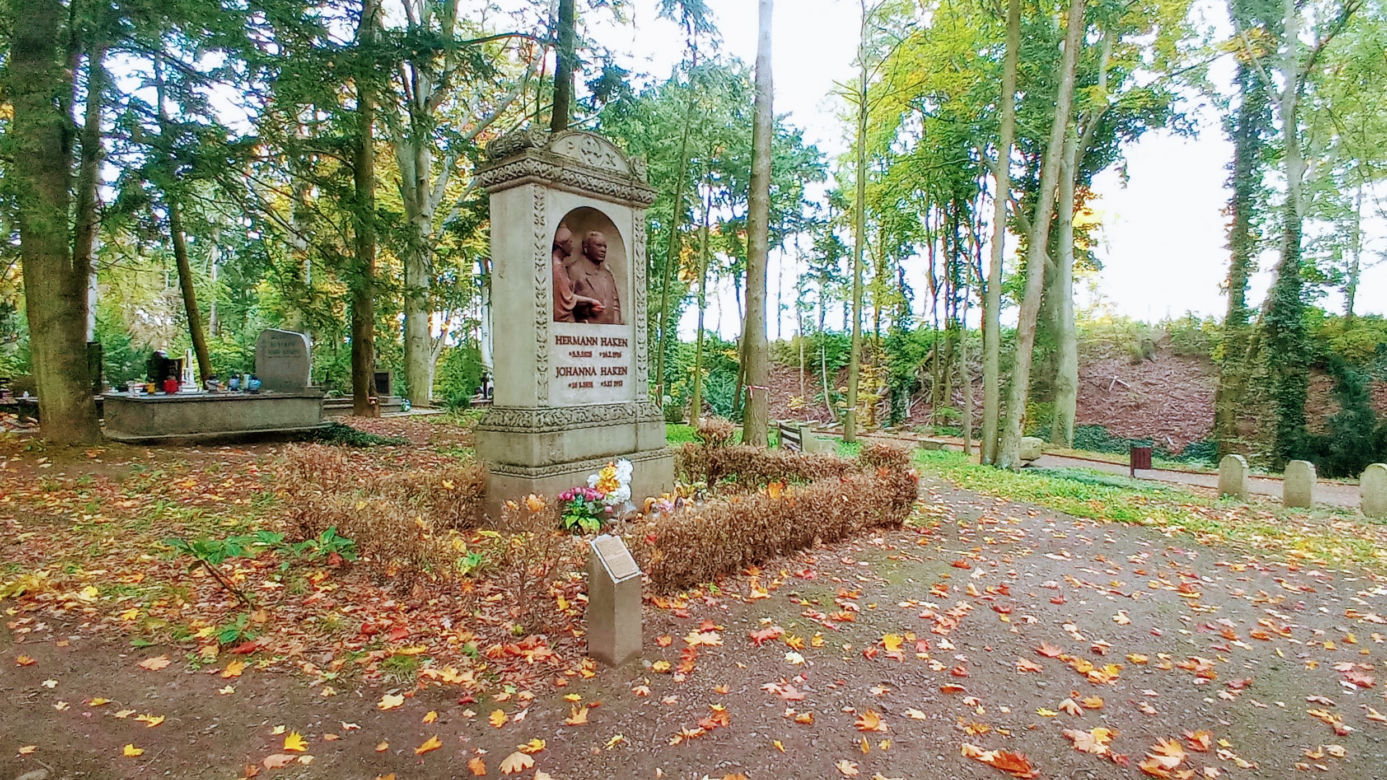 Grób Hermanna Hakena na Cmentarzu Centralnym w Szczecinie