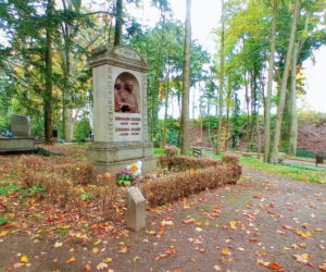 Grób Hermanna Hakena na Cmentarzu Centralnym w Szczecinie