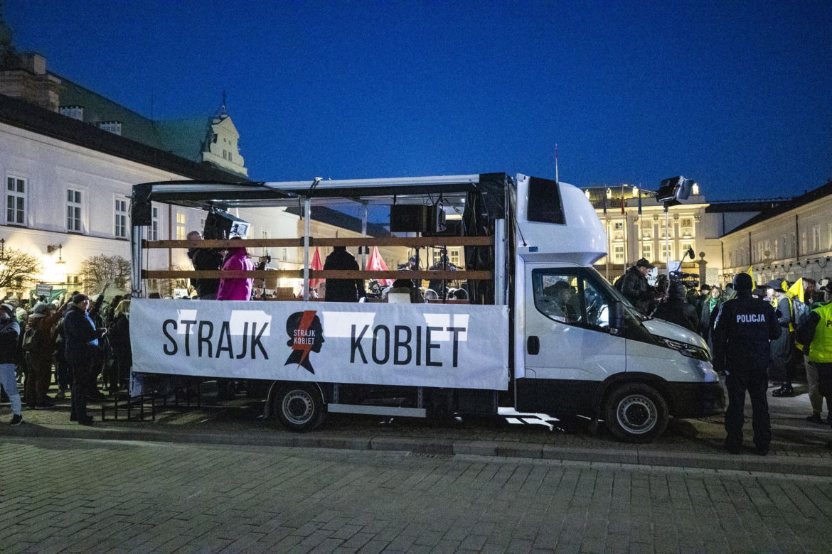 Marsze w całej Polsce! Kobiety żądają legalnej aborcji. „To nie jest koniec walki”