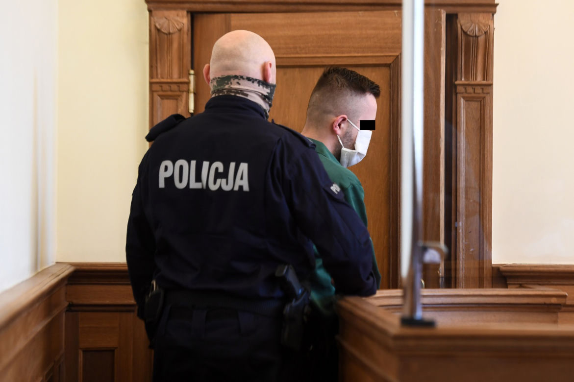 Rumia: Wnuczek wyrzucił babcię przez okno. Ruszył proces Kamila G. [ZDJĘCIA]