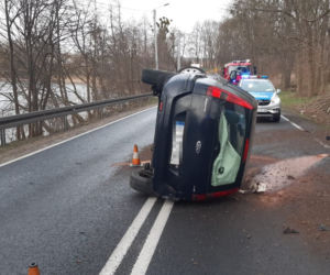 Chwile grozy w gminie Brodnica! Samochód osobowy wywrócił się na bok