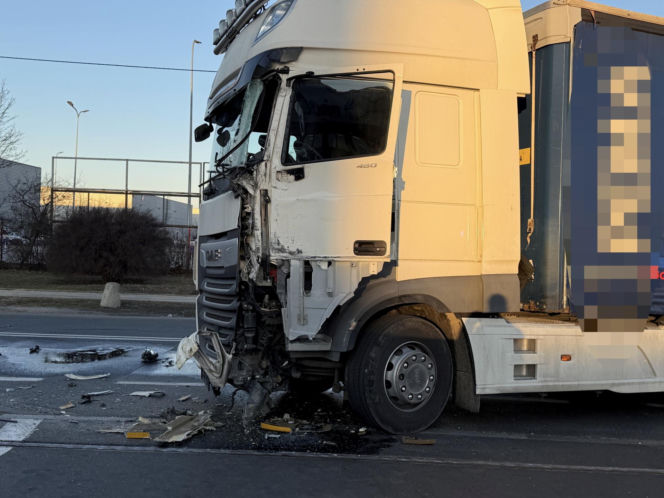 Zderzenie ciężarówki z tramwajem i potrącenie na torowisku; utrudnienia w kursowaniu tramwajów