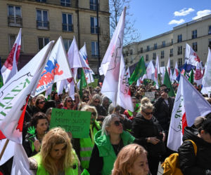 Protest pracowników ZUS w Warszawie przed Ministerstwem Finansów