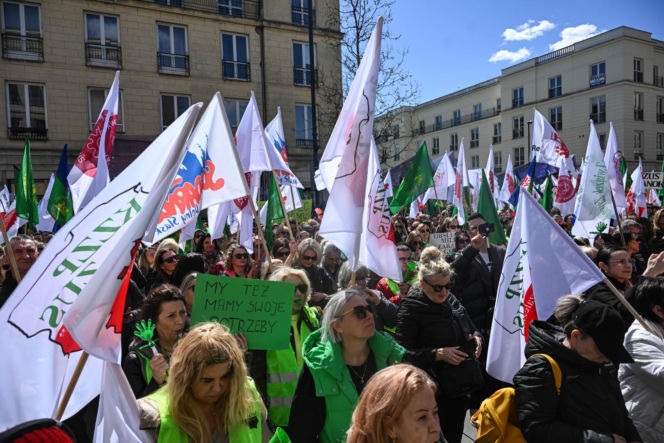 Protest pracowników ZUS w Warszawie przed Ministerstwem Finansów