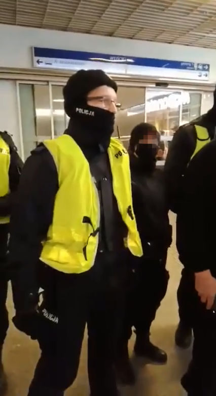 Wolontariusze pomagający uchodźcom wygonieni z dworca. Kolejna skandaliczna interwencja policji