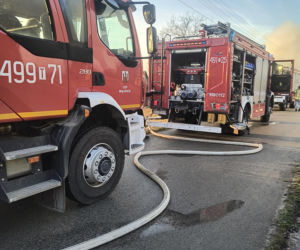 Pożar domu w Wielkiej Wsi. Jedna osoba poszkodowana, gmina organizuje pomoc przed świetami