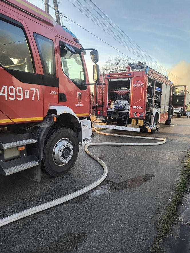 Pożar domu w Wielkiej Wsi. Jedna osoba poszkodowana, gmina organizuje pomoc przed świetami