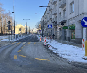 Tramwaj wzdłuż ul. Rakowieckiej w Warszawie w styczniu 2026