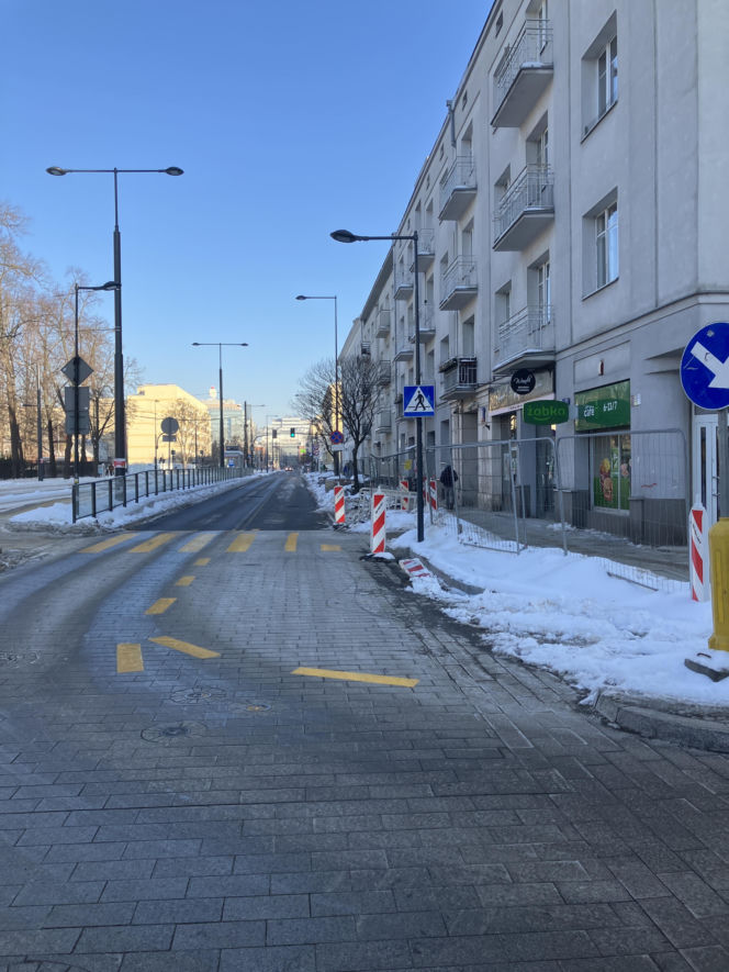 Tramwaj wzdłuż ul. Rakowieckiej w Warszawie w styczniu 2026