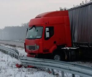 Wypadek na S8. TIR uderzył w barierki