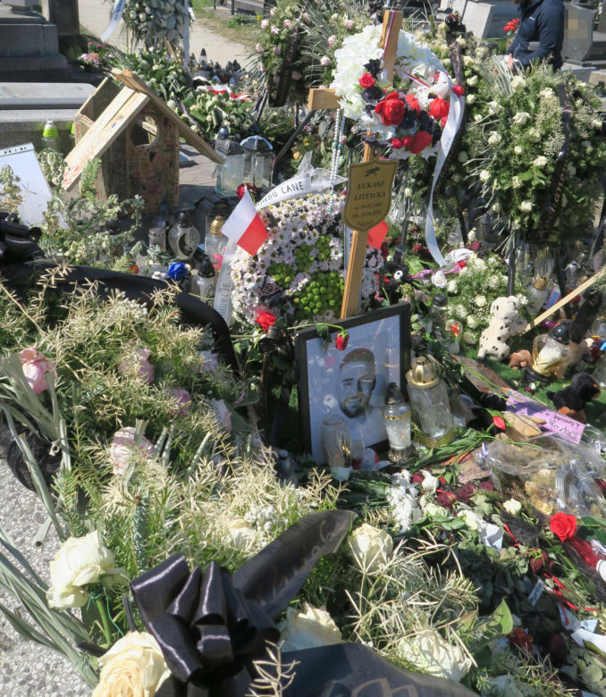 Tak wygląda grób Łukasza Litewki po pogrzebie. Ocean zniczy i kwiatów. "Ślij mi czasem uśmiech z nieba"