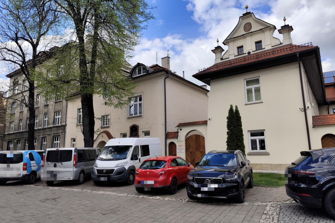 Arcybiskup Jędraszewski przechodzi na emeryturę. Tak wygląda jego rezydencja. Kosztowała milion? [ZDJĘCIA]
