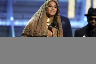 Beyoncé jak monstrancja! Co to za nakrycie głowy?!