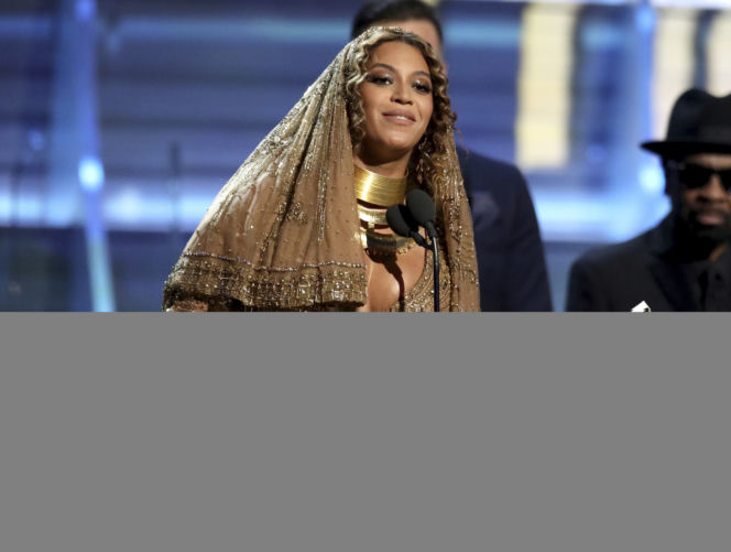 Beyoncé jak monstrancja! Co to za nakrycie głowy?!