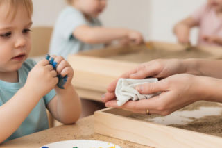 Przedszkolak nie chce brudzić rąk? Rodzice często mylą ten sygnał z grymaszeniem
