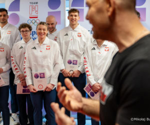 Karol Nawrocki na Zimowych Igrzyskach Olimpijskich. Tak się ubrał na spotkanie ze sportowcami. Rzadko widzimy go w takiej odsłonie