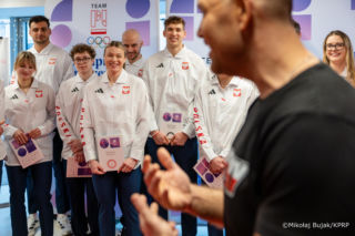 Karol Nawrocki na Zimowych Igrzyskach Olimpijskich. Tak się ubrał na spotkanie ze sportowcami. Rzadko widzimy go w takiej odsłonie