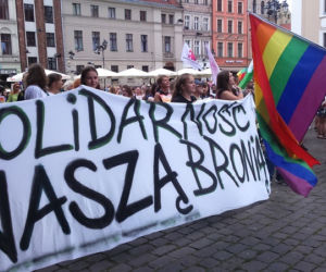  Toruń mówi NIE mowie nienawiści! Tęczowy wiec na Rynku Staromiejskim [ZDJĘCIA]