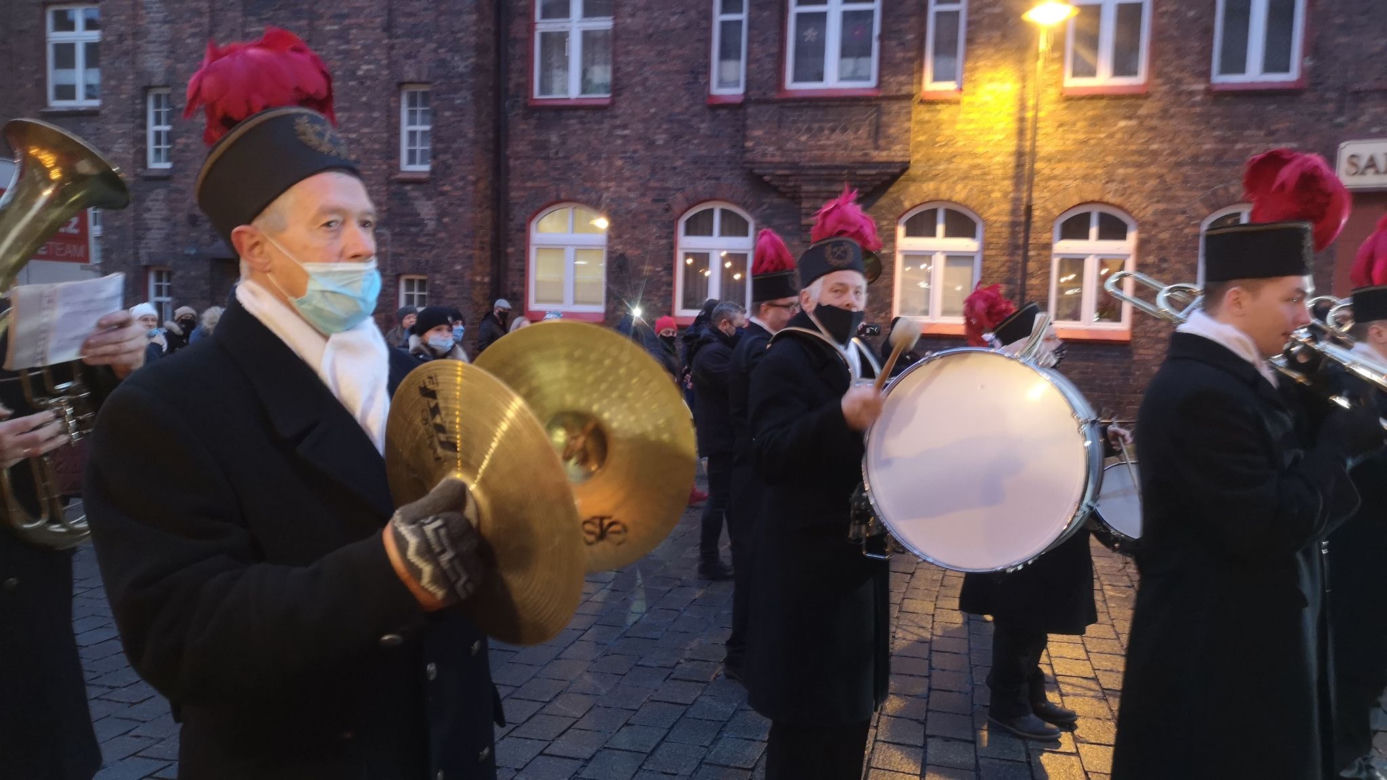 Barbórka w czasach zarazy, Górnicza orkiestra mimo pandemii obudziła mieszkańców Nikiszowca! [ZDJĘCIA]