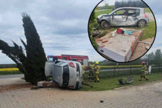 Samochód roztrzaskał się na ogrodzeniu. Kierowca trafił do szpitala