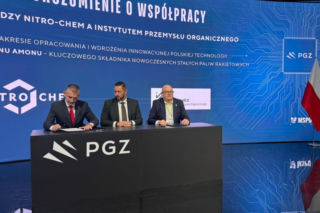 Historyczna umowa na MSPO. NITRO-CHEM i Łukasiewicz opracują polski nadchloran amonu