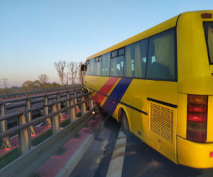 Bardzo groźny wypadek autobusu na DK78 w Siewierzu. Autobus wisi między wiaduktami. Jest wielu rannych [ZDJĘCIA]