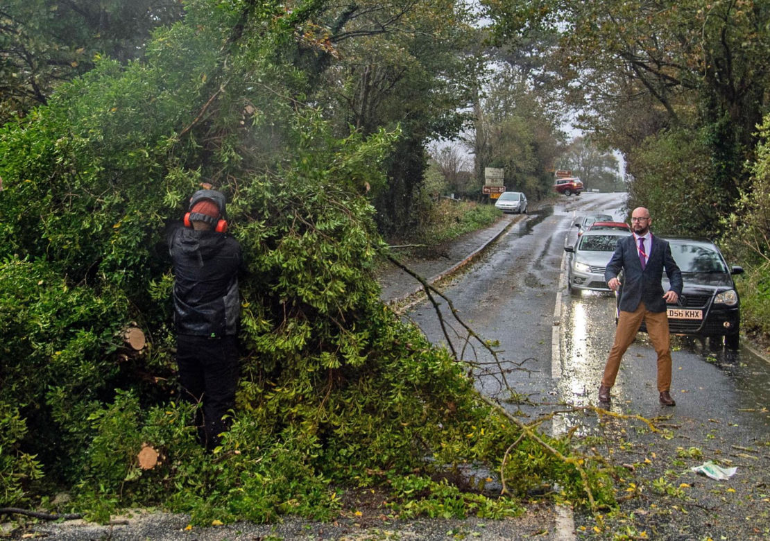 Huragan Ciaran sieje spustoszenie we Francji i Wielkiej Brytanii. Jego skutki odczują też Polacy