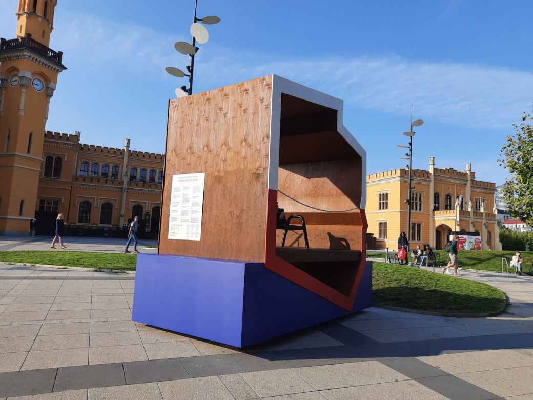 Instalacja stanęła przed Dworem Głównym PKP
