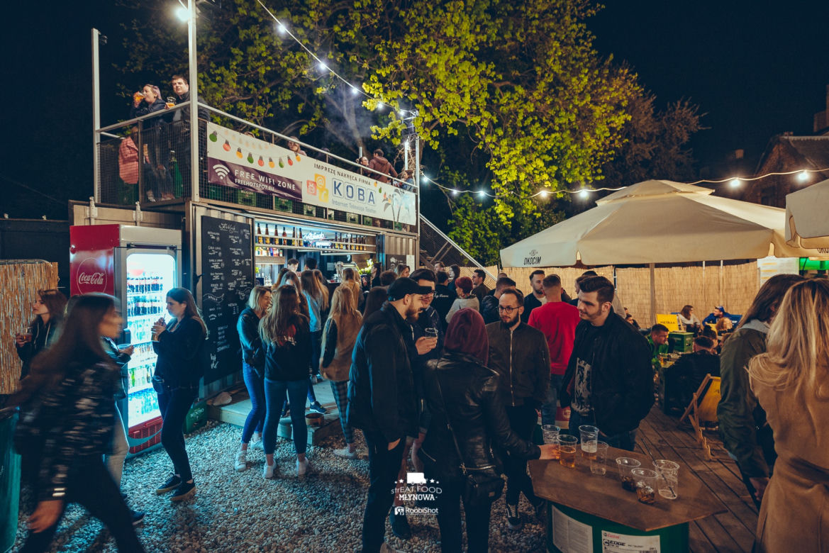 Streat Food Młynowa w Białymstoku. Klimatyczna miejscówka przyciąga tłumy białostoczan [ZDJĘCIA]